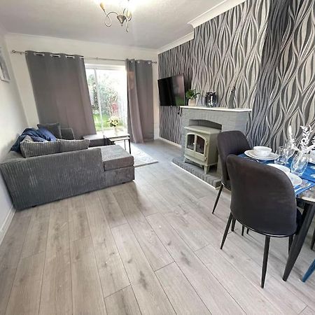 Heathrow 3 Bed House & Workspace Sleeps 6 Terminal5 Stanwell Exterior photo