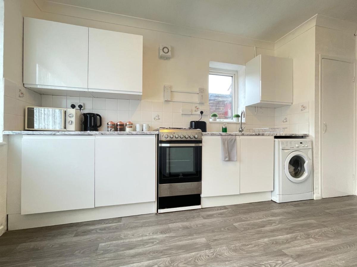 Heathrow 3 Bed House & Workspace Sleeps 6 Terminal5 Stanwell Exterior photo